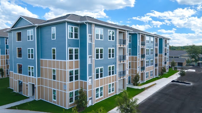 An image of an apartment building in Kissimmee, Florida.